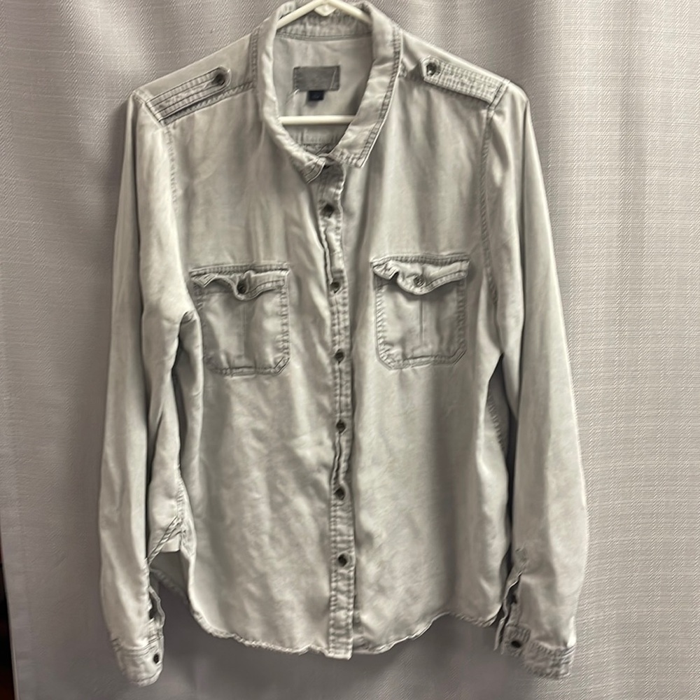 Universal thread gray button down